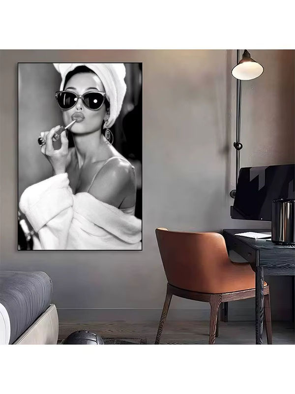Retro Audrey Hepburn Lipstick Movie Poster aus Kraftpapier als ästhetische Wanddekoration in Schwarz für dein Zimmer, deine Bar oder dein Café - Bild 4
