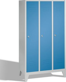 C+P Umkleidespind Classic mit 3 Abteilen auf Füßen, Front Lichtblau und Korpus Lichtgrau, H: 185 cm, B: 120 cm, T: 50 cm - Bild 1