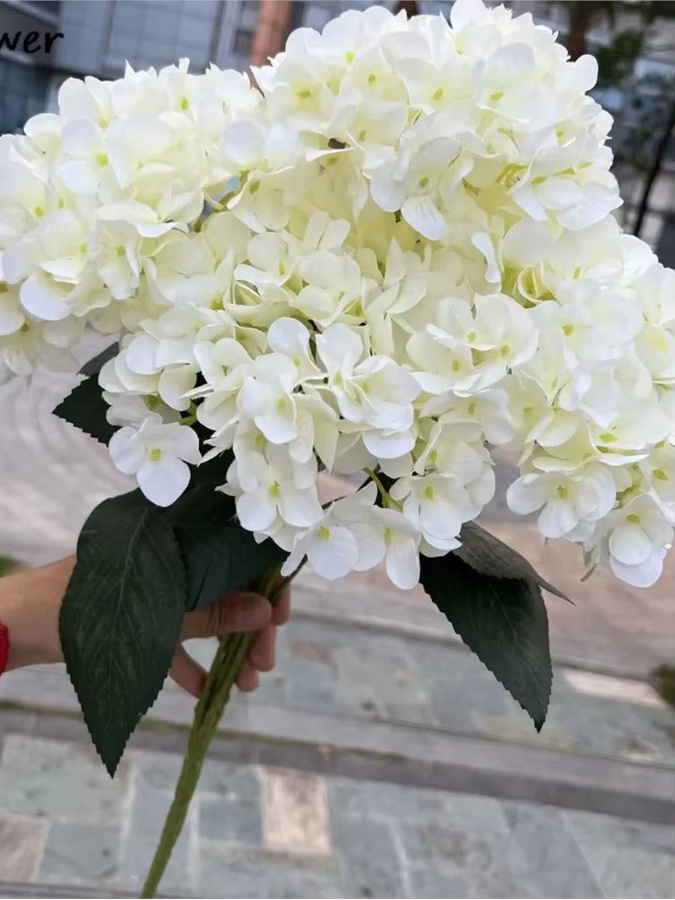 Uflower Künstliche Hortensien aus Seide mit 5 Blütenköpfen in Weiß und Rot für Hochzeit, Party und Heimdekoration - Bild 3