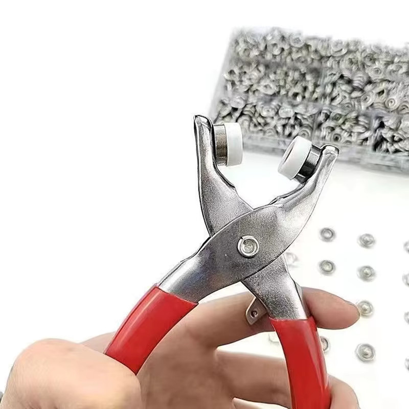 Druckknopf-Set aus Metall in Silber mit Befestigungszange und Presswerkzeug zum Nähen von Kleidung - Bild 2