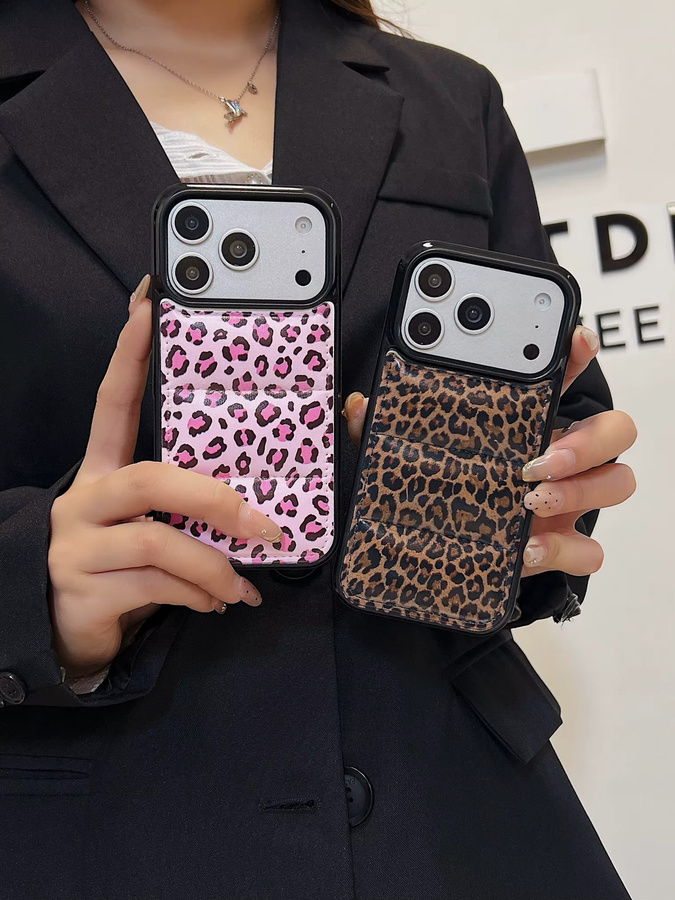 Apple iPhone Puffer Handyhülle mit Leopardenmuster in Pink und Multicolour, weiche 3D Daunenjacken-Schutzhülle mit Baumwollfüllung für iPhone 17, 16, 15, 14, 13, 12, 11 Pro Max - Bild 3