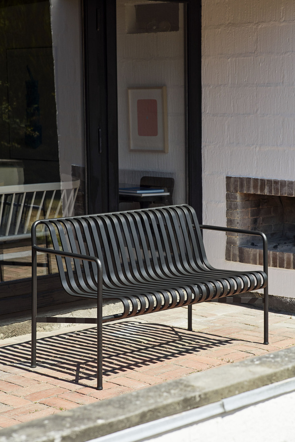 HAY Palissade Dining Bench Gartenbank aus Stahl in Schwarz mit Streifenoptik - Bild 4