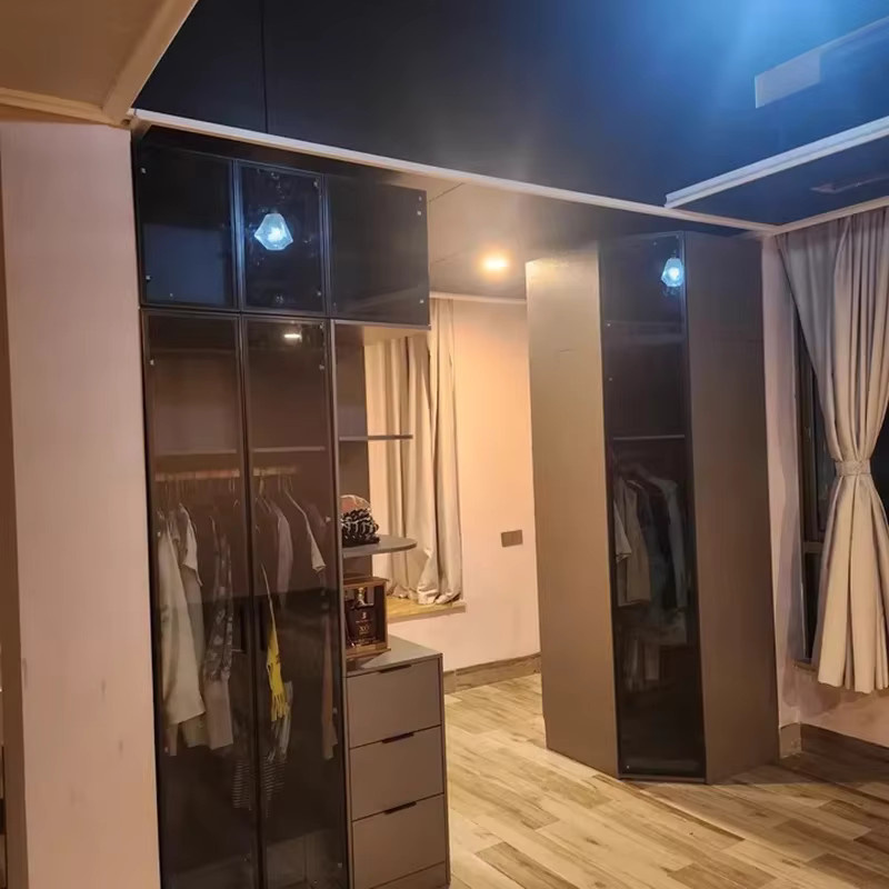 DUTRIEUX Kleiderschrank mit schwarzen Glastüren und integrierter Beleuchtung in moderner Ausführung - Bild 2