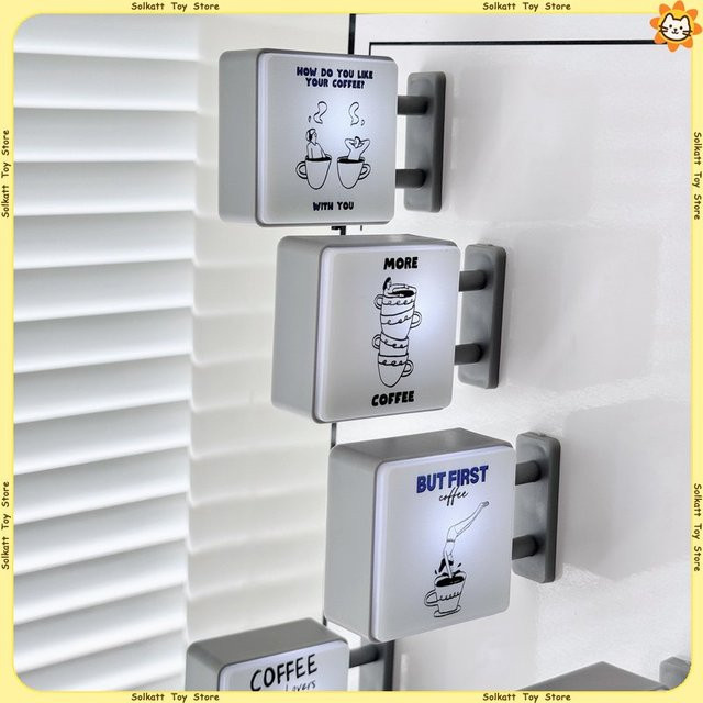 Handgezeichnete Koreanische Kaffee Kühlschrankmagnete in Braun und Weiß mit Miniatur-Kaffeemaschinen-Motiv - Bild 1