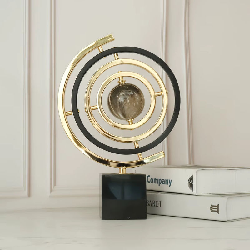 Moderne abstrakte Globus-Skulptur aus Metall in Schwarz und Gold mit rechteckiger Basis zur Dekoration für dein Zuhause oder Büro - Bild 4