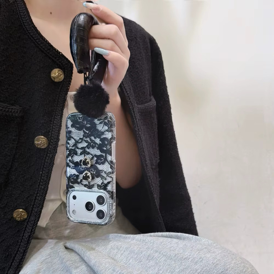 Herzförmige Handyhülle aus schwarzer Spitze mit Strass und abnehmbarem Fellknäuel-Armband für Apple iPhone 13/14/15/16/17 Pro Max in Schwarz - Bild 3