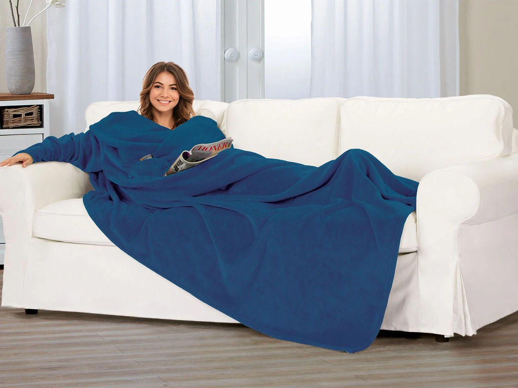 GÖZZE Kuscheldecke mit Ärmeln und Handytasche in Blau, B/T/H: 150 x 240 cm - Bild 2