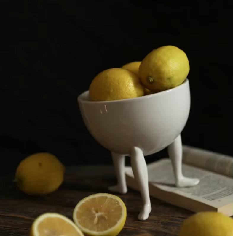 LISM Keramiktablett in Weiß mit abstraktem Beindesign als moderne Obstschale und Schmuckablage - Bild 1