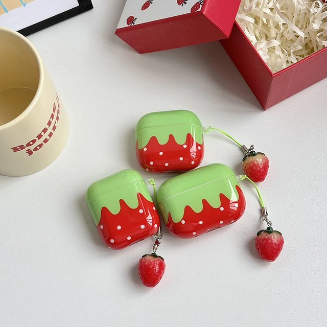 Glänzende Apple Air Pods Hülle mit rotem Erdbeer-Design und weißen Polka Dots sowie Erdbeer-Anhänger für Apple Air Pods 1, 2, 3, 4 und Pro - Bild 1