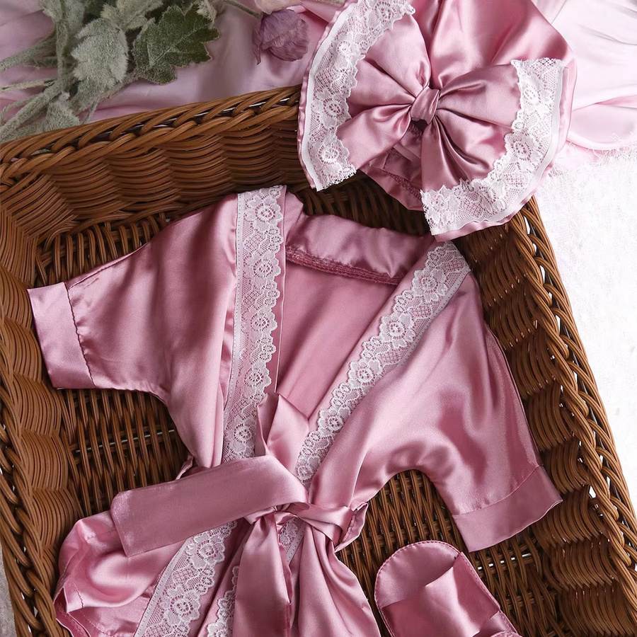 Ylsteed Neugeborenen-Fotografie-Outfit Set für Baby-Mädchen in Pink mit Spitzenbademantel, Schleife, Turban, Mütze und Hausschuhen - Bild 3
