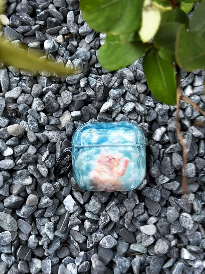 Kawaii Wellenrand Kopfhörer-Schutzhülle für Apple AirPods 1 2 3 4 Pro 2 Pro 3 in Blau mit glänzender Oberfläche und Schwimmender Katze Design - Bild 3