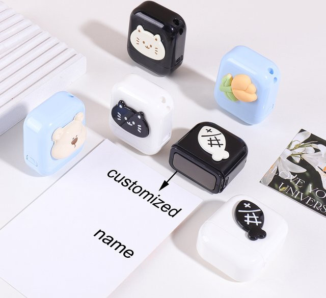 Personalisierter Tragbarer Cartoon-Namensstempel in Weiß und Multicolour aus Kunststoff für Kleidungsetikettierung und Dokumente - Bild 1