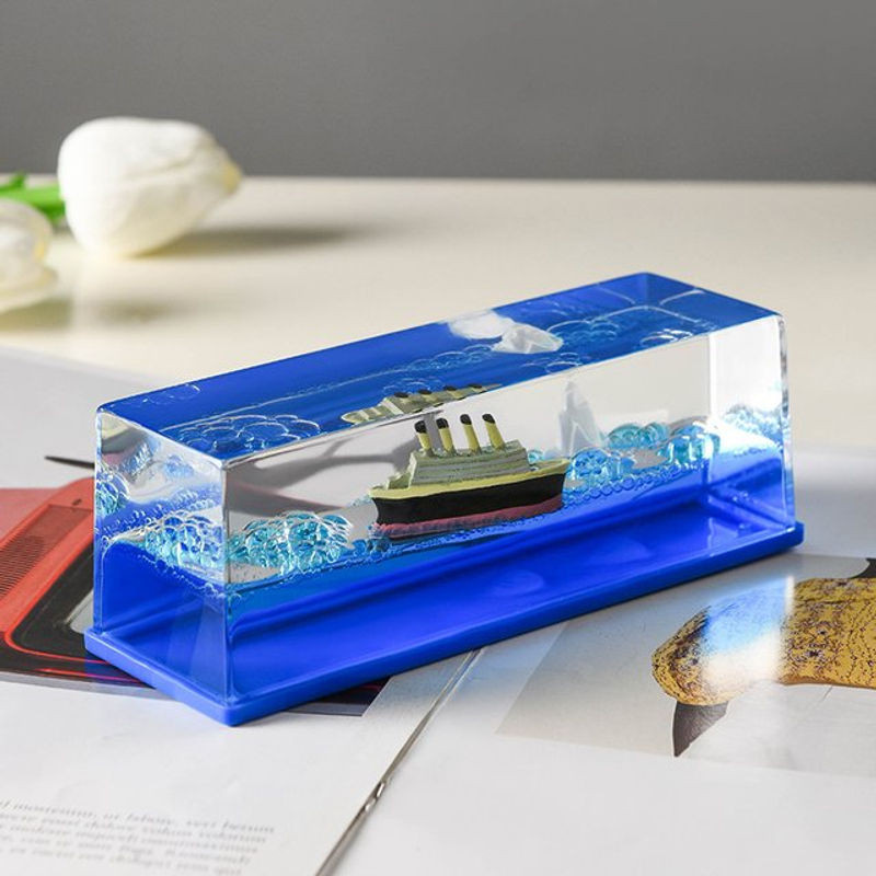 Maritimes Titanic Kreuzfahrtschiff in der Driftflasche als Desktop-Ornament aus Kunstharz in Blau und Schwarz - Bild 1