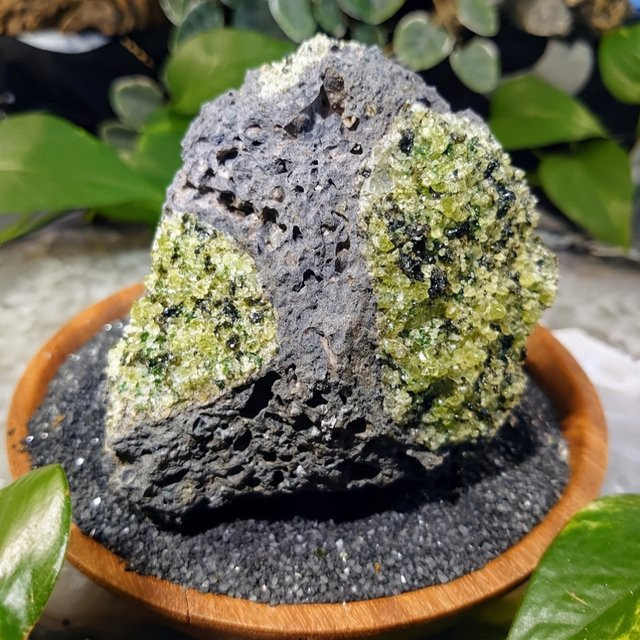 CRYSTALHOLA Rohe Peridot-Olivin-Vulkanprobe als grüner Basalt-Kristall-Cluster für Sammler - Bild 1