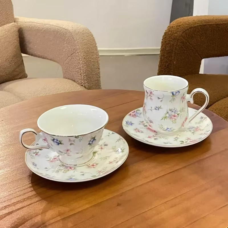 Vintage Keramik Kaffeetassen Set mit floralem Kamelien-Design in Weiß - Bild 4