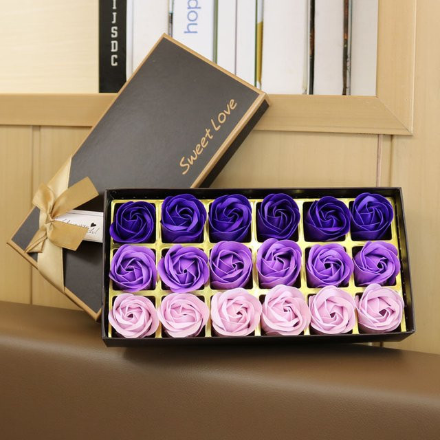 18-teiliges Rosen-Seifenblumen-Geschenkset mit Schmetterlingsmotiv in Blau mit floralem Design - Bild 1