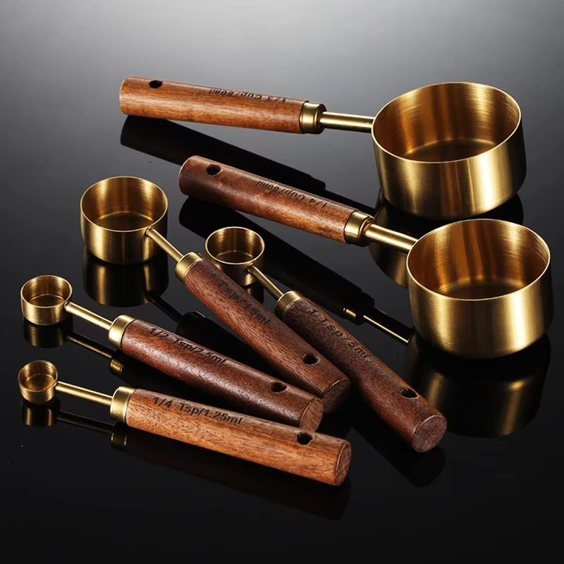 AJOYOUS 8er Set Messbecher und Messlöffel aus Edelstahl mit Holzgriff in Silber und Gold mit Skala für Backen und Bartending - Bild 2
