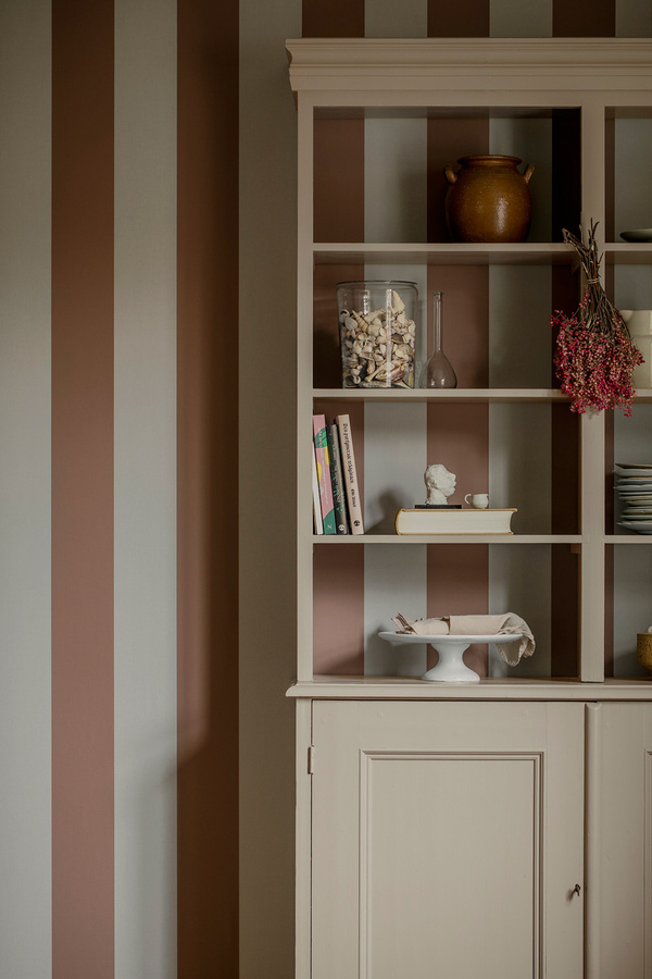 Ulricehamns Tapete Lineup Tactile in Chestnut – Abstraktes Streifenmuster in Braun und Pink aus Vlies - Bild 1