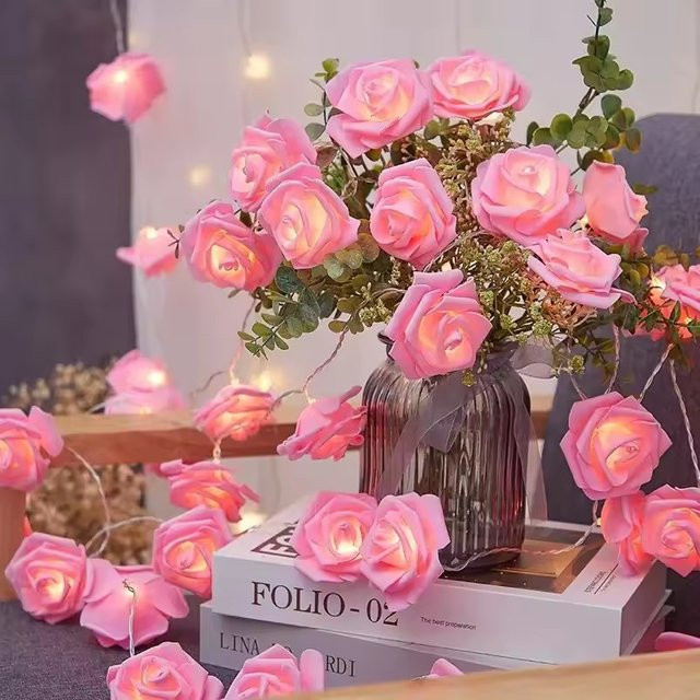 Batteriebetriebene LED-Lichterkette mit rosa Rosen und Blumen in Warmweiß für Dekorationen zu Hochzeit, Party oder Valentinstag - Bild 1
