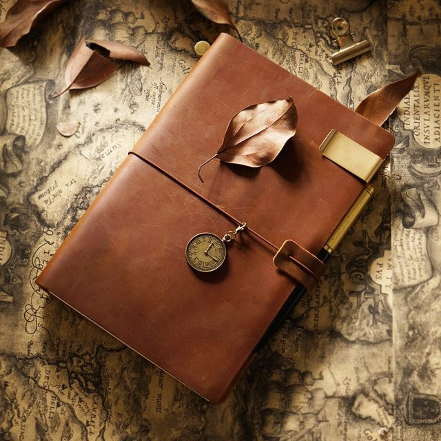 Handgemachtes Vintage Leder Notebook mit Schutzhülle und Schnalle in Braun - Bild 1