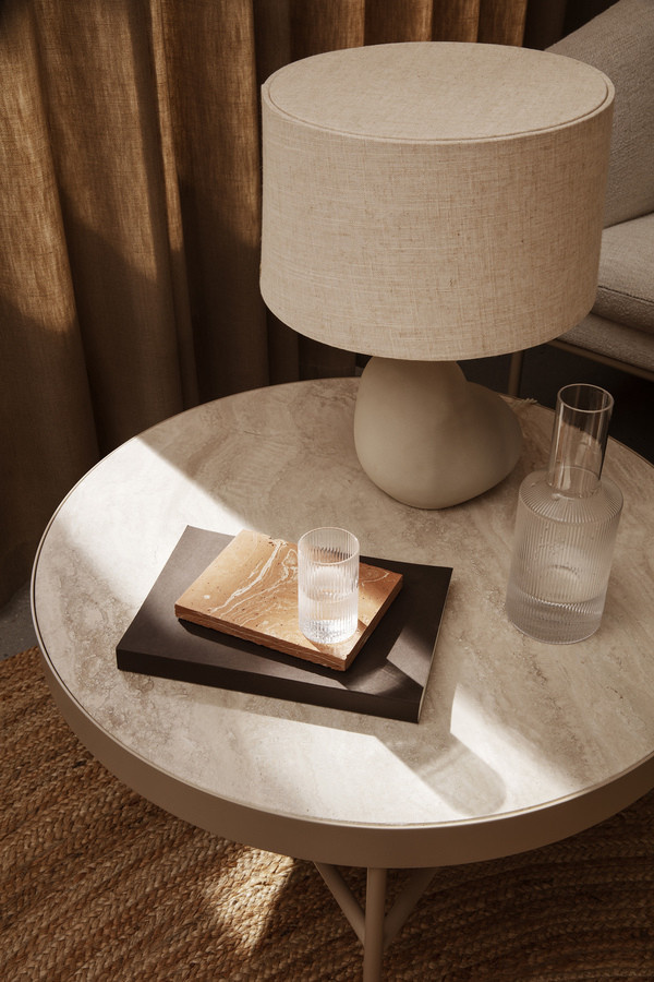 Ferm Living Travertine Tisch in Beige mit runder Platte und mattem Naturstein-Finish - Bild 3