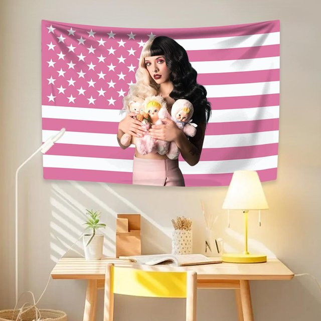 Melanie Martinez USA Flagge Wandteppich von JMG Household Supplies, Pink, B x H: 60 x 90 cm - Bild 1