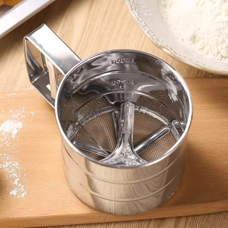 VIE LENTE Mehlsieb aus Edelstahl mit Handpresse und feinmaschigem Sieb in Silber - Bild 5