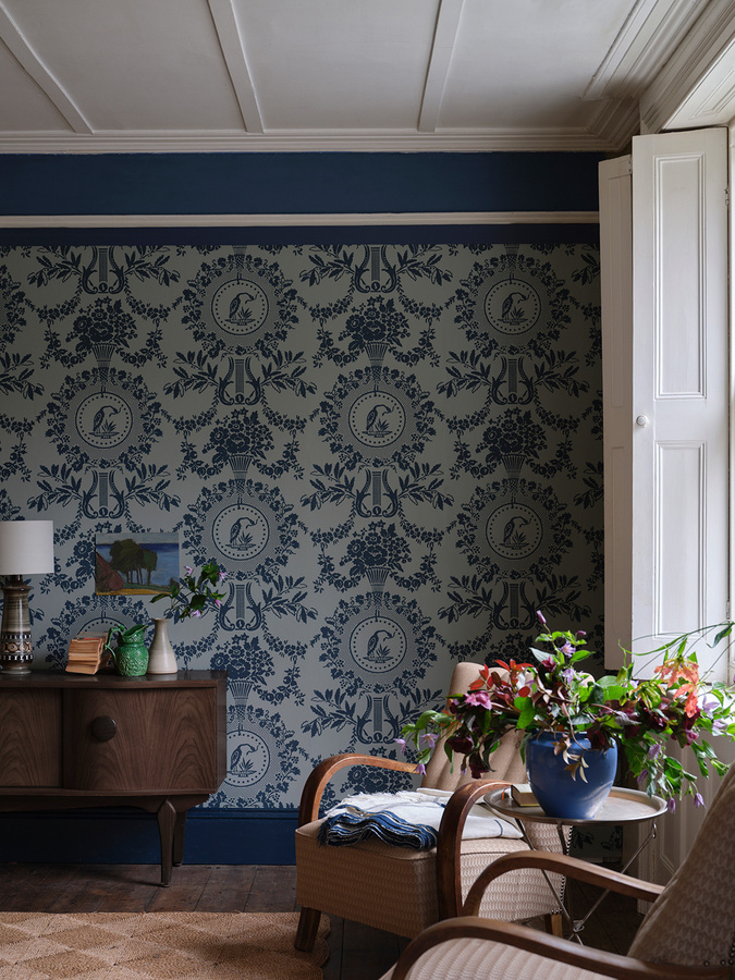 Farrow & Ball Tapete Classic Floral mit Tier- und Blumenmotiven in Blau und Grün - Bild 1
