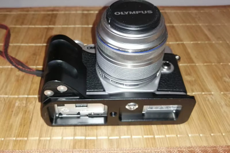 Olympus L Halterung Kamera Handgriff mit Schnellwechselplatte für E-M10 Mark IV, E-M10 Mark III, EM104 und EM103 in Schwarz - Bild 1