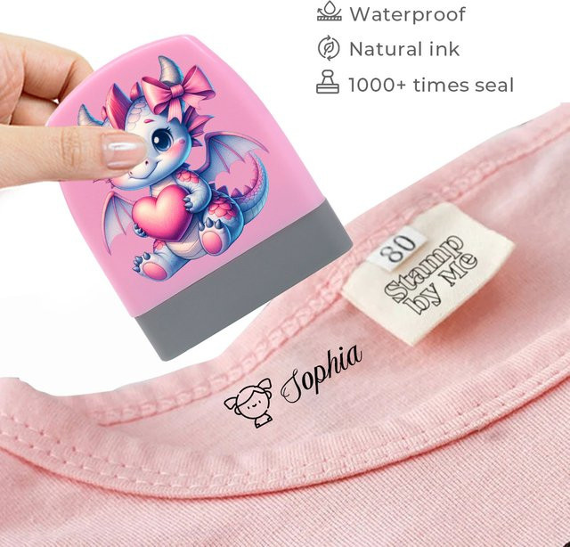 Personalisierte Schuluniform mit individuellem Namen und niedlichen Tierstempeln in Pink - Bild 1