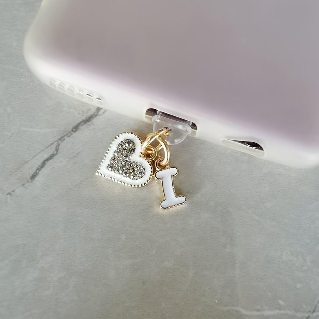 COOLKE Staubschutzstecker mit Diamant-Buchstaben und Herz als dekoratives Hängeornament für USB-C, Farbe: Weiß - Bild 1