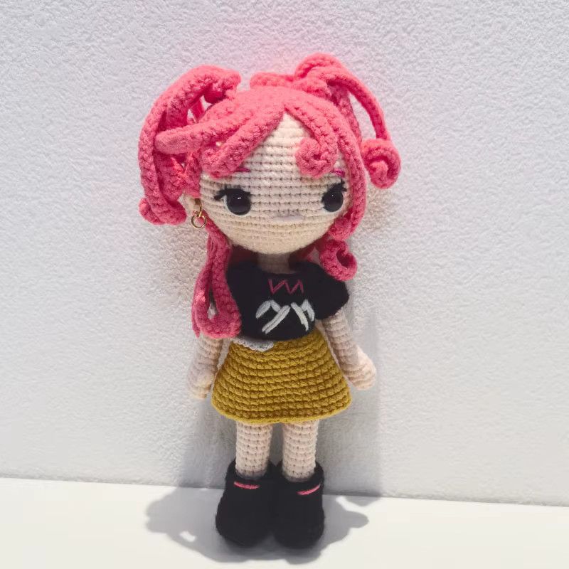 Handgefertigte Zoey-Strickpuppe als Häkelpuppe für Kinder und als dekoratives Wohnaccessoire - Bild 4