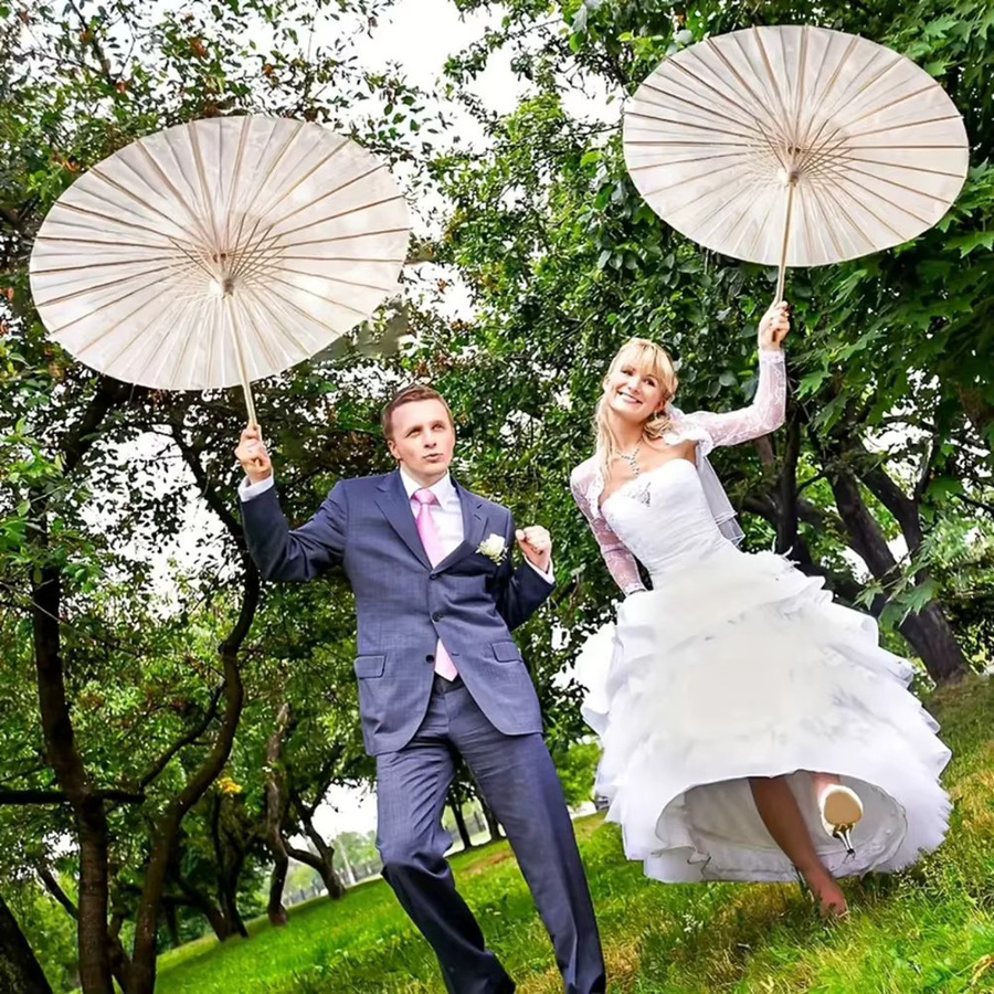 APWIKOGER Weiße Hochzeits-Papierschirme mit Holzgriff, Durchmesser: 60 cm, Rustikale Fächer für Hochzeit und Party - Bild 4