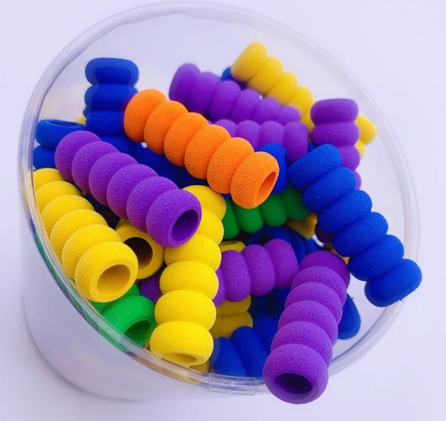 10er Set ergonomische Stifthülsen aus weichem Gummi in Multicolour für komfortables Schreiben und rutschfesten Griff - Bild 1