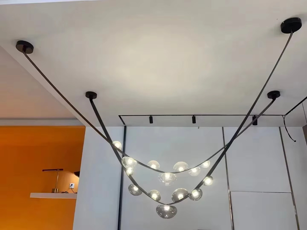 Moderne LED-Pendelleuchte von YANKE aus Leder und Metall in Schwarz mit warmweißem Licht für Wohnzimmer und Flur - Bild 2