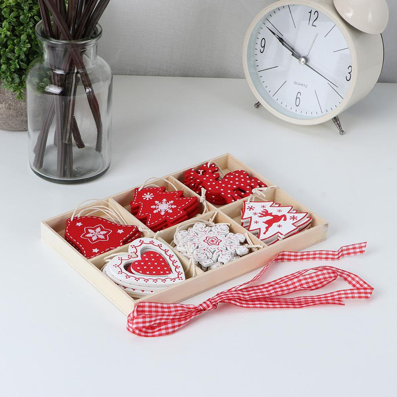 24 Stück CosyHome Weihnachts Hängeornamente aus Holz in Rot mit Rentier und Sternen im Landhausstil - Bild 4