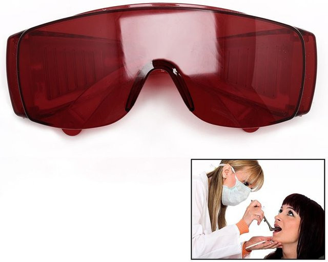 Aoron Schutzbrille Rot mit getönten Gläsern für UV-Schutz und Lichtaufhellung in der Zahnmedizin - Bild 1