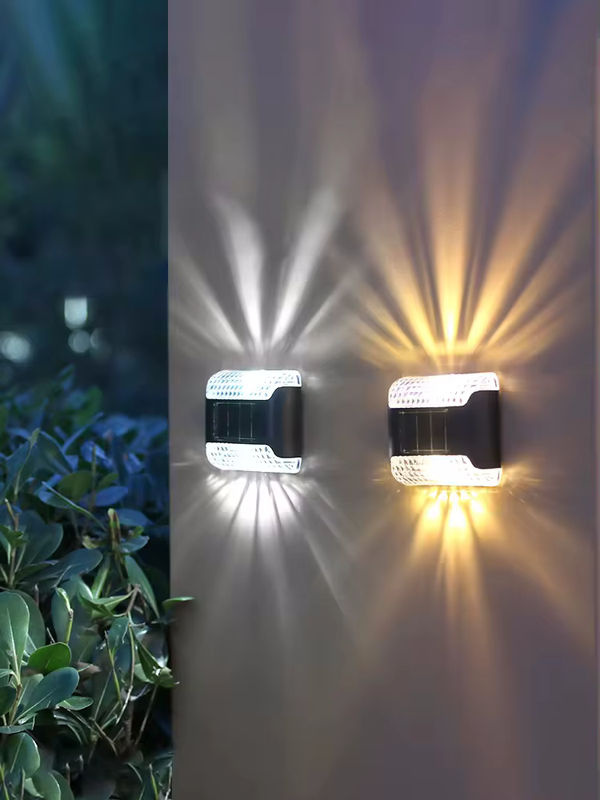 Wasserdichte Solar-LED-Wandleuchte in Schwarz mit warmweißem Licht und intelligenter Lichtsteuerung für Garten, Balkon und Zaun - Bild 7