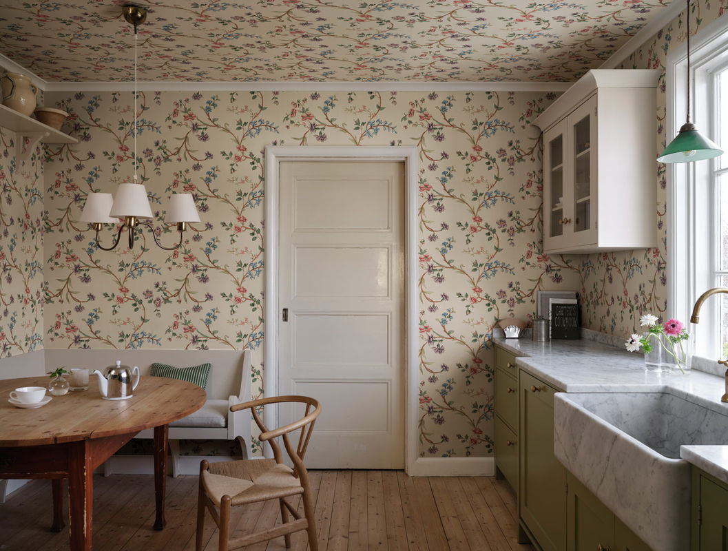Sandberg Mural Clara Tapete mit floralem Muster in Beige und Multicolor im skandinavischen Stil aus Vlies - Bild 2