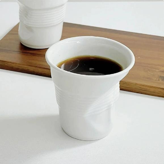 Keramik Kaffeetasse und Dessertteller Set mit unregelmäßigem Design in Grau und Weiß von Adore soldier, mikrowellengeeignet - Bild 1