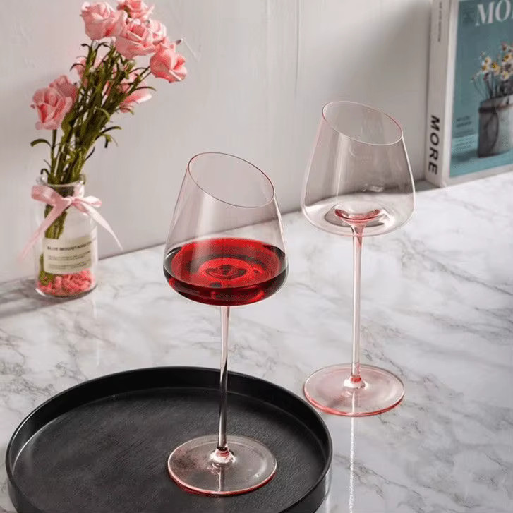 Set aus rosa Kristallglas-Rotweingläsern im Flamingo-Design mit kreativem Mund und konkavem Boden - Bild 4
