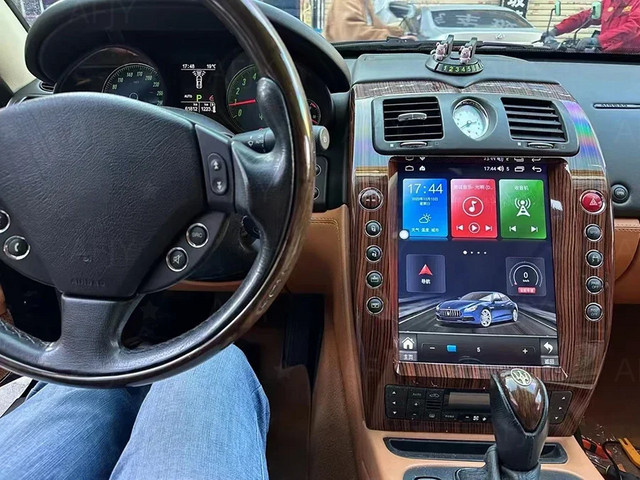 YANFU Android 13 Autoradio mit 12,1-Zoll-Vertikalbildschirm für Maserati Quattroporte M139 (2004-2012), Wireless CarPlay, GPS, Bluetooth und DSP Multimedia-Stereoanlage in Schwarz - Bild 1