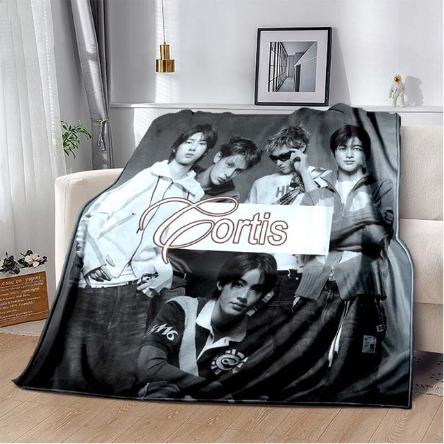 Weiche Flanell-Überwurfdecke Cortis Boygroup K-Pop Design mit Laufszene und Unterschrift, B/B: 130 x 150 cm, Mehrfarbig - Bild 1