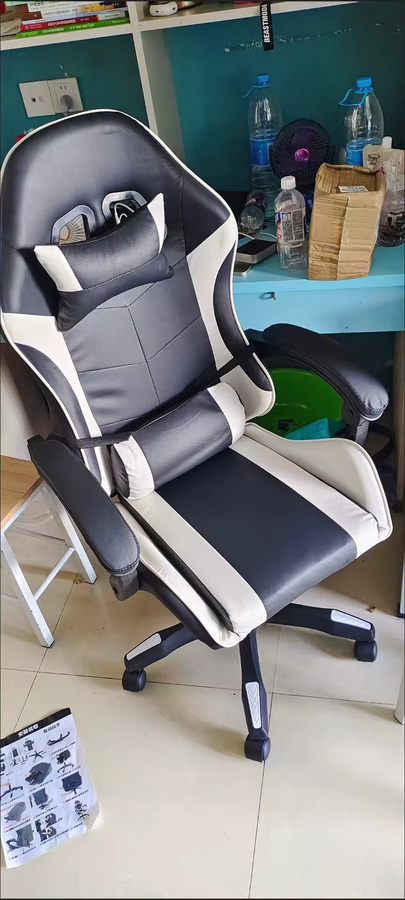 Ergonomischer Schreibtischstuhl von MOYU mit Kopfstütze und Lordosenstütze, drehbarer Chefsessel aus Kunstleder in Schwarz-Rot für dein Home-Office oder Spielzimmer - Bild 3