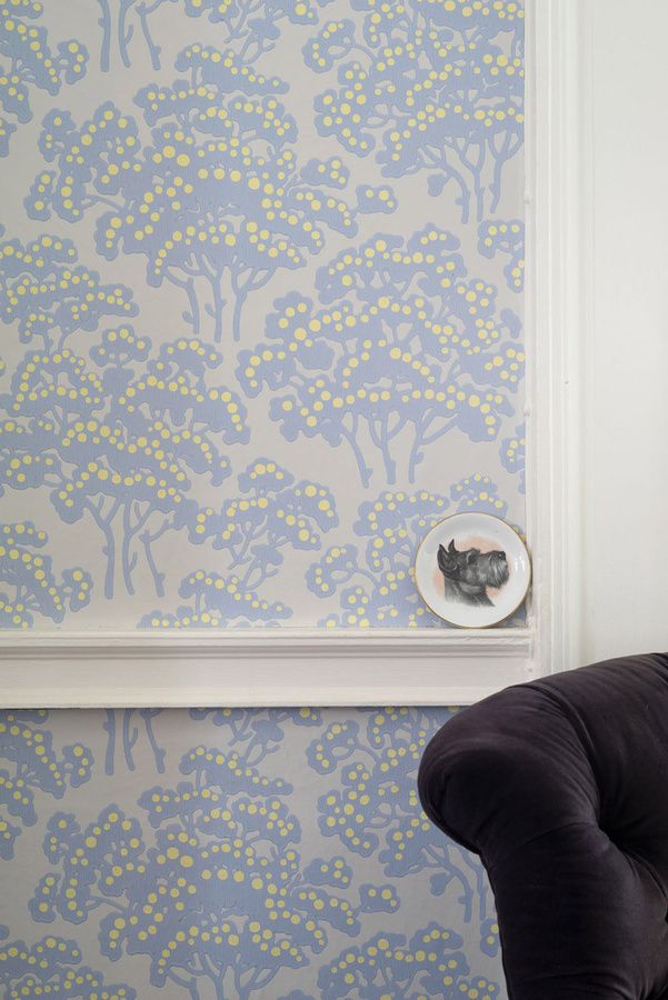 Farrow & Ball Tapete Hornbeam Ammonite mit floralem Botanik-Muster in Grau, Gelb und Multicolour - Bild 1