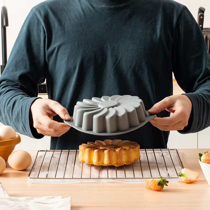 Silikon-Kuchenform in Sonnenblumen-Design, graue Backform für Mousse und Kuchen, hochtemperaturbeständig - Bild 3