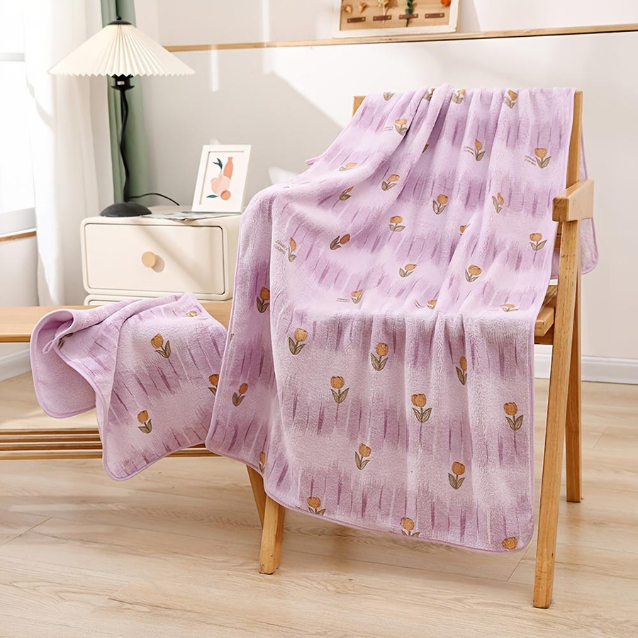 Saugfähiges Blumen-Badetuch für Erwachsene von Chocolate Home in Violett, B/H: 35 x 75 cm - Bild 1