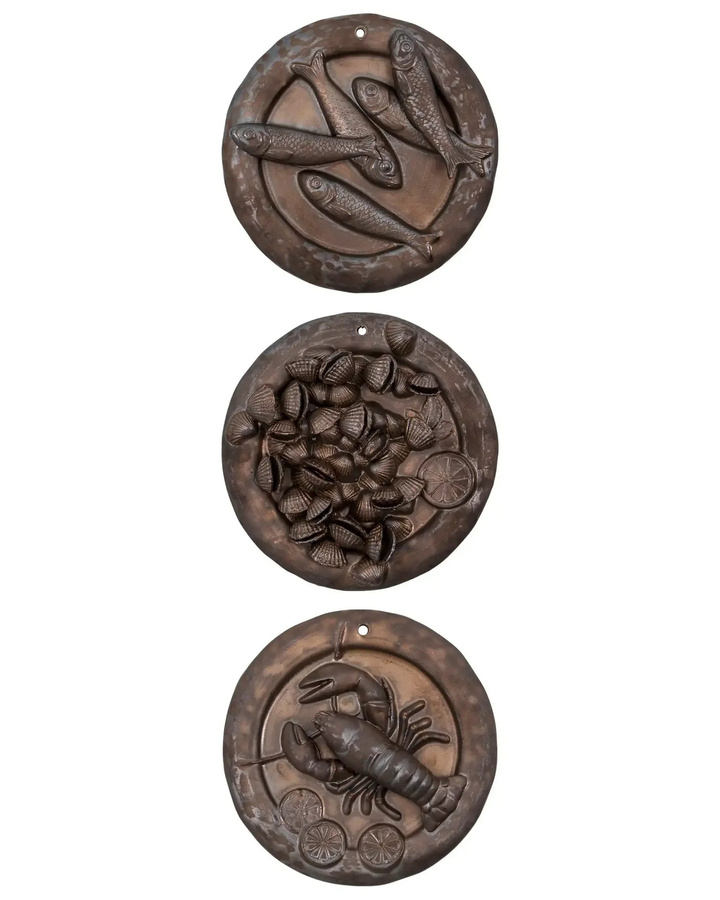 House Doctor Wandkunst Set aus 3 runden Steingut-Platten in Braun mit Meeresmotiven (Fisch, Hummer, Muscheln) - Bild 1