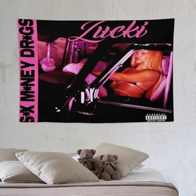VIKAMA Lucki Album-Cover Wandteppich in Schwarz-Rosa, Hip-Hop Wandbehang für dein Schlafzimmer oder Wohnheim, B: 50 cm, H: 50 cm - Bild 1
