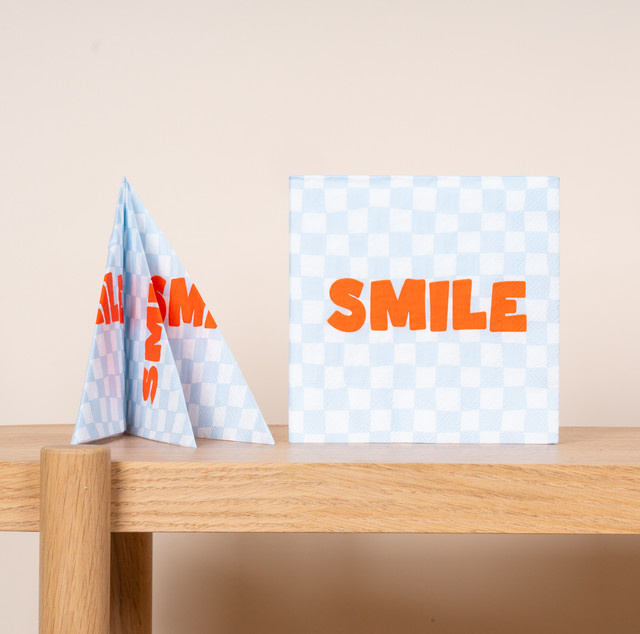 Papierservietten von BLUME2000 mit Karomuster und Smile-Schriftzug in Orange und Multicolour, 20 Stück - Bild 1